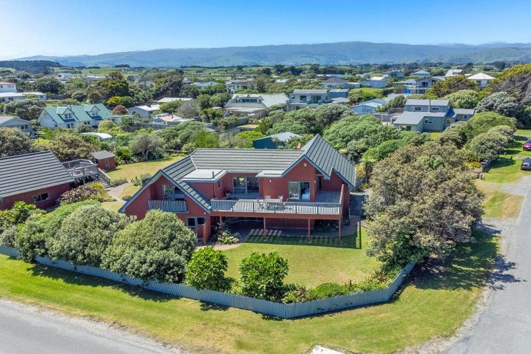 Photo of property in 2 Kitchener Street, Te Horo Beach, Otaki, 5581