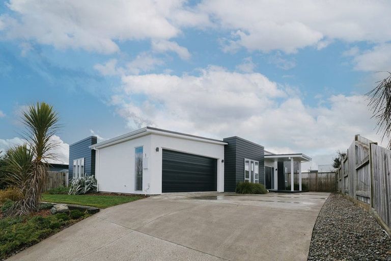 Photo of property in 10 Monaco Grove, Fitzherbert, Palmerston North, 4410