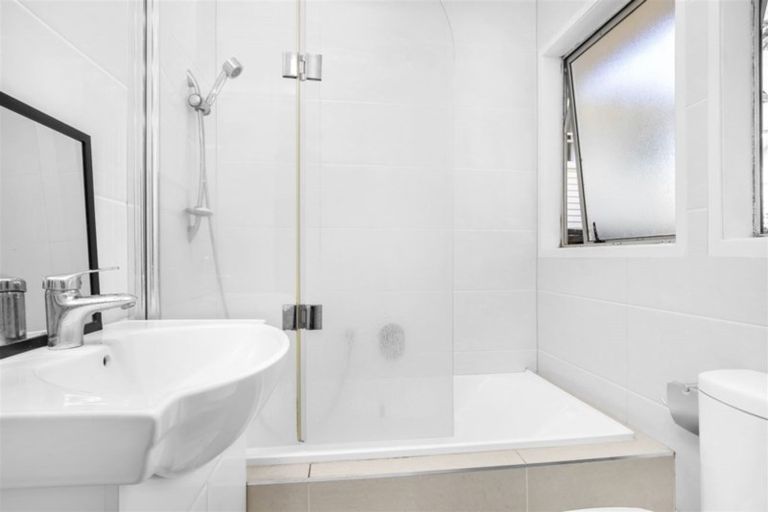 Photo of property in 1/14 Barnfield Place, Glendene, Auckland, 0602