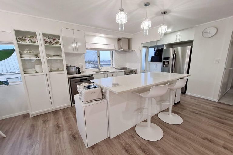 Photo of property in 1/8 Flaunty Place, West Harbour, Auckland, 0618