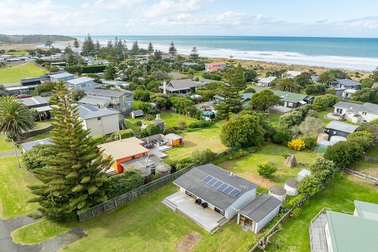 Photo of property in 33 Pinedale Crescent, Riversdale Beach, Masterton, 5872