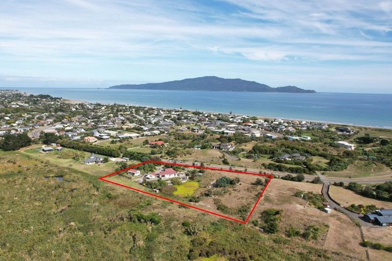 Photo of property in 72 Rutherford Drive, Waikanae Beach, Waikanae, 5036