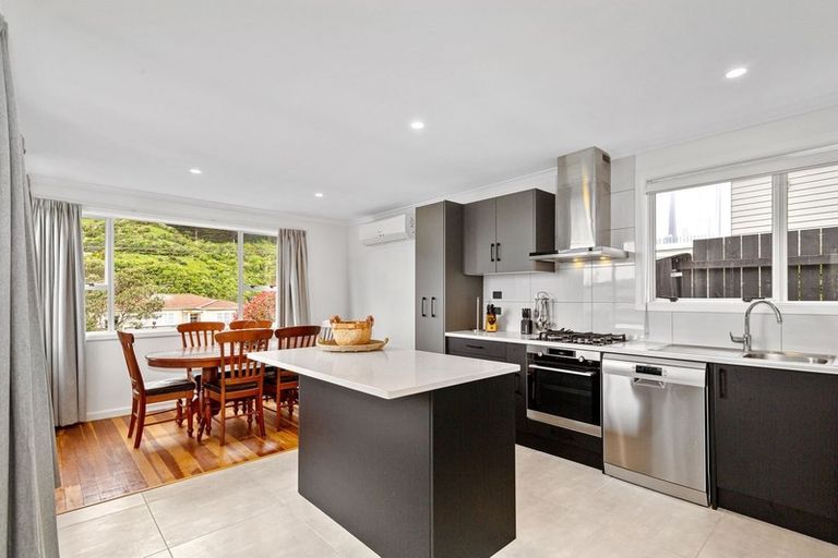 Photo of property in 26 Raroa Terrace, Tawa, Wellington, 5028