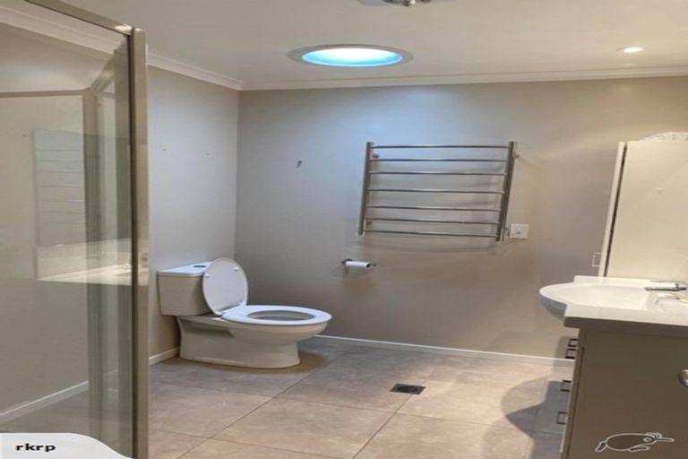 Photo of property in Caversham Park, 2/34 Caversham Road, Westmere, Whanganui, 4501