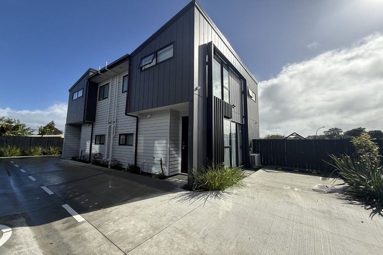 Photo of property in 2e Convair Crescent, Mangere, Auckland, 2022