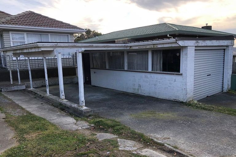 Photo of property in 37 Kenmore Street, Newlands, Wellington, 6037