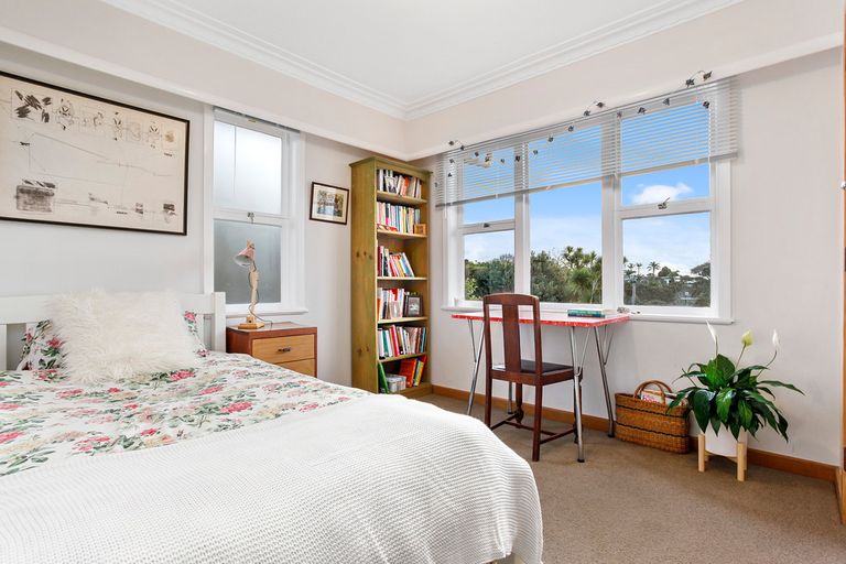 Photo of property in 8 Fairmount Road, Titirangi, Auckland, 0604