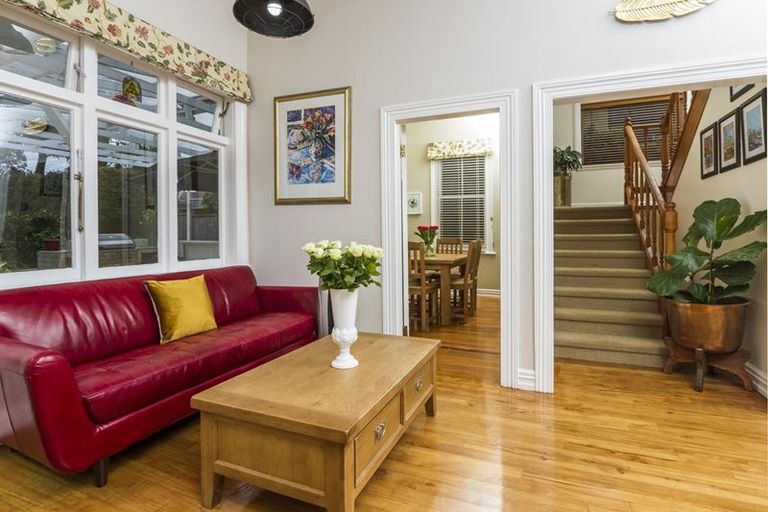 Photo of property in 7 Tui Glen Road, Birkenhead, Auckland, 0626