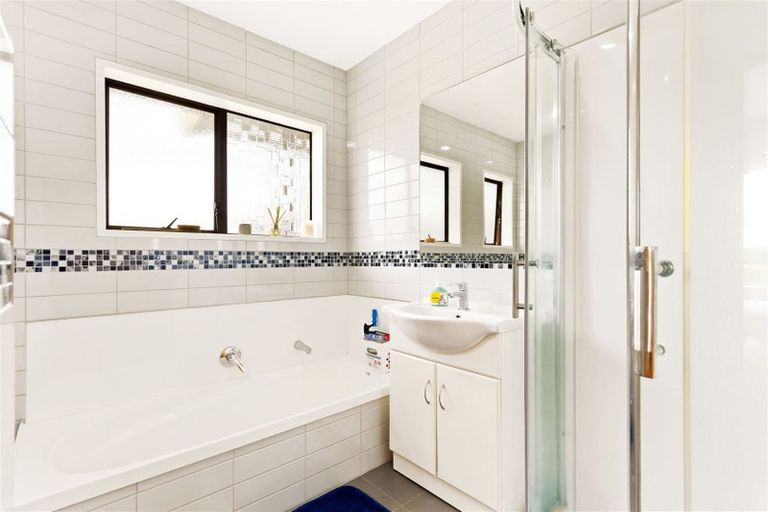 Photo of property in 2/6 Dallinghoe Crescent, Milford, Auckland, 0620