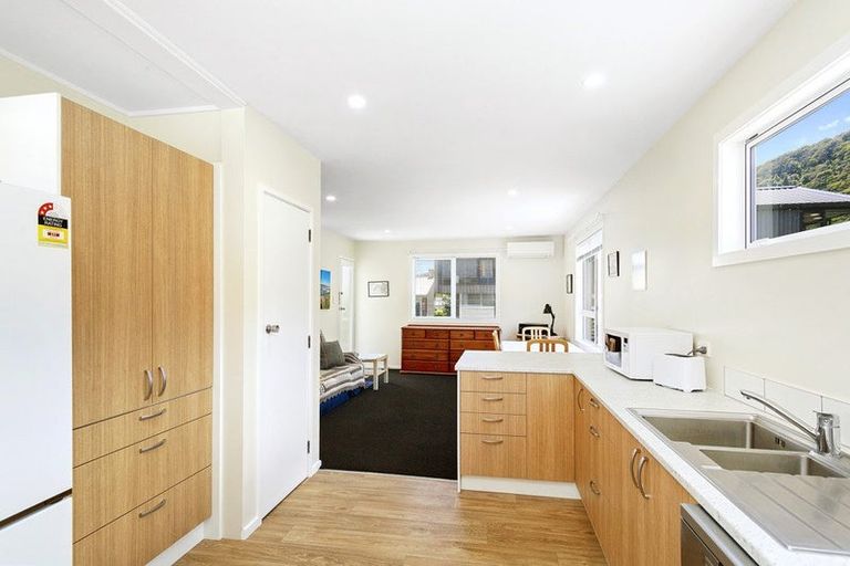 Photo of property in 47 Pukatea Street, Eastbourne, Lower Hutt, 5013