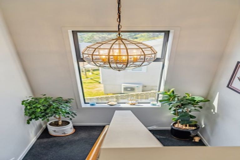 Photo of property in 3 Cirrus Close, Newlands, Wellington, 6037