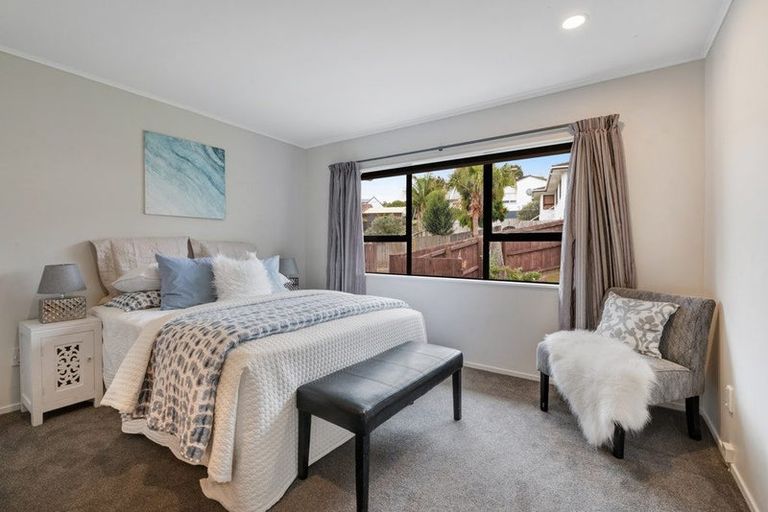 Photo of property in 2/15 Tetrarch Place, Totara Vale, Auckland, 0629