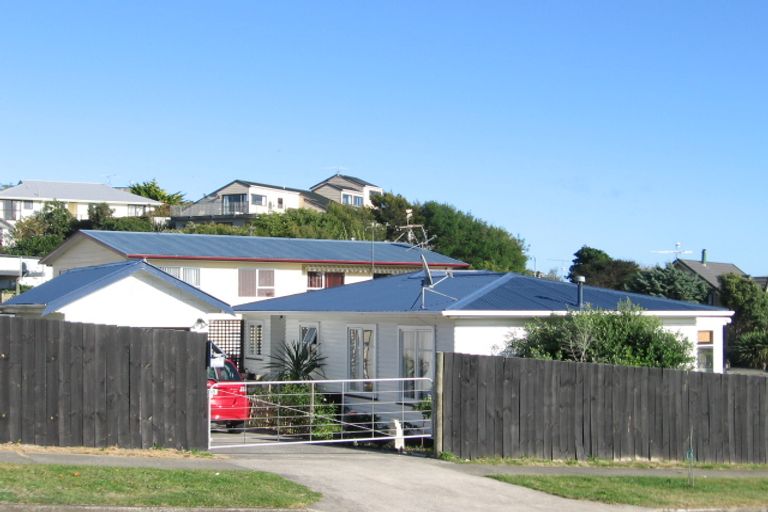 Photo of property in 2 Pine Ridge Terrace, Waikanae Beach, Waikanae, 5036