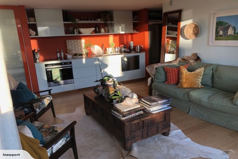 Photo of property in 2a Kiwi Esplanade, Mangere Bridge, Auckland, 2022