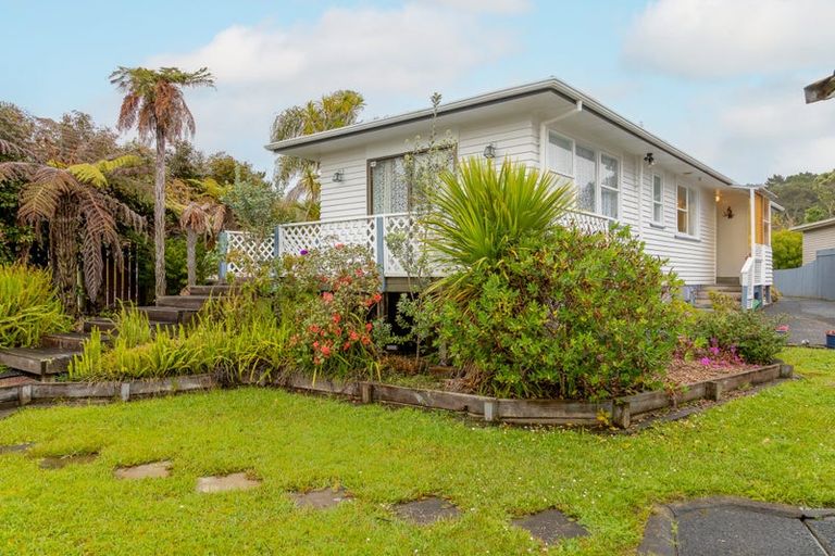 Photo of property in 35 Castleford Street, Green Bay, Auckland, 0604