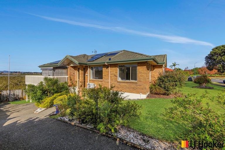 Photo of property in 14 Sandwick Drive, Weymouth, Auckland, 2103