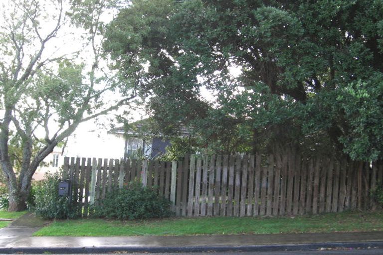 Photo of property in 2/51 Vodanovich Road, Te Atatu South, Auckland, 0610