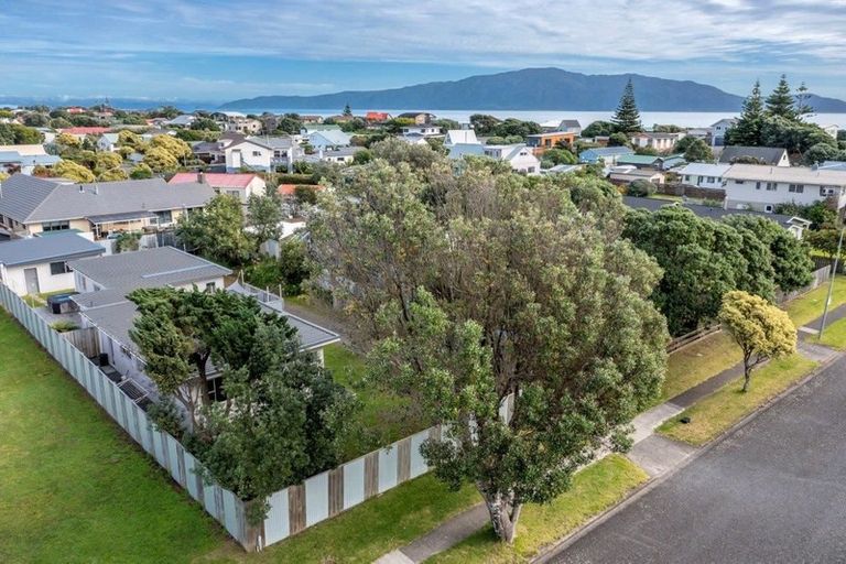 Photo of property in 16 Eruini Street, Waikanae Beach, Waikanae, 5036