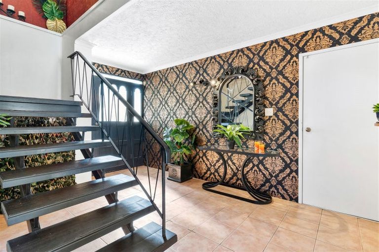 Photo of property in 36 Cascades Road, Pakuranga Heights, Auckland, 2010