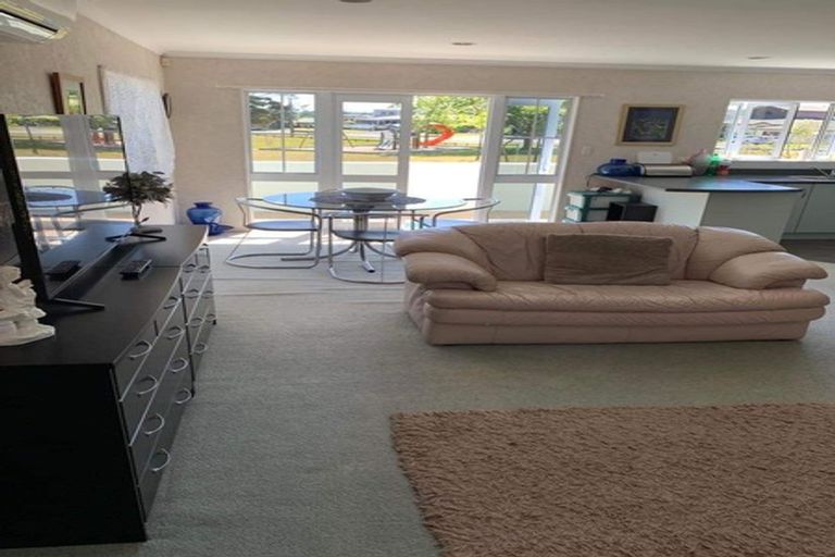 Photo of property in 27 Spargo Road, Massey, Auckland, 0614