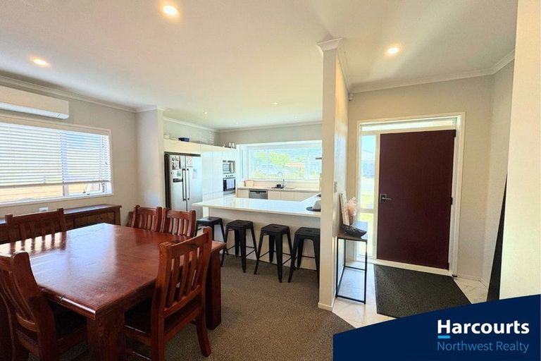 Photo of property in 5 Malbec Place, Huapai, Kumeu, 0810