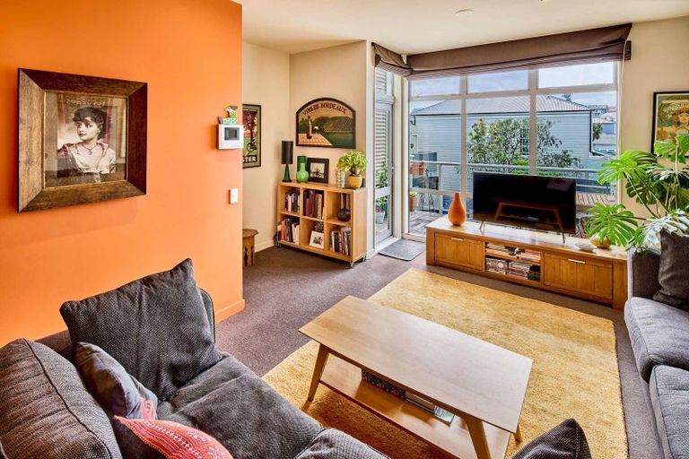 Photo of property in 12 Fallowfield Avenue, Mount Victoria, Wellington, 6011