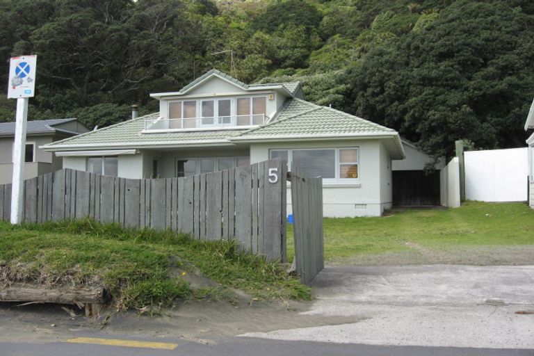 Photo of property in 5 Marine Parade South, Piha, New Lynn, 0772