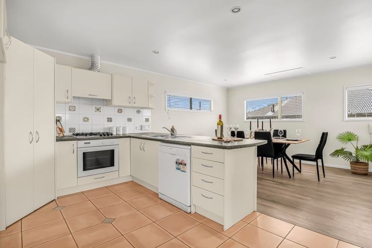 Photo of property in 2/267 Glenfield Road, Hillcrest, Auckland, 0627