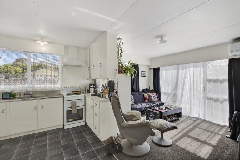 Photo of property in 8 Simons Street, Moturoa, New Plymouth, 4310