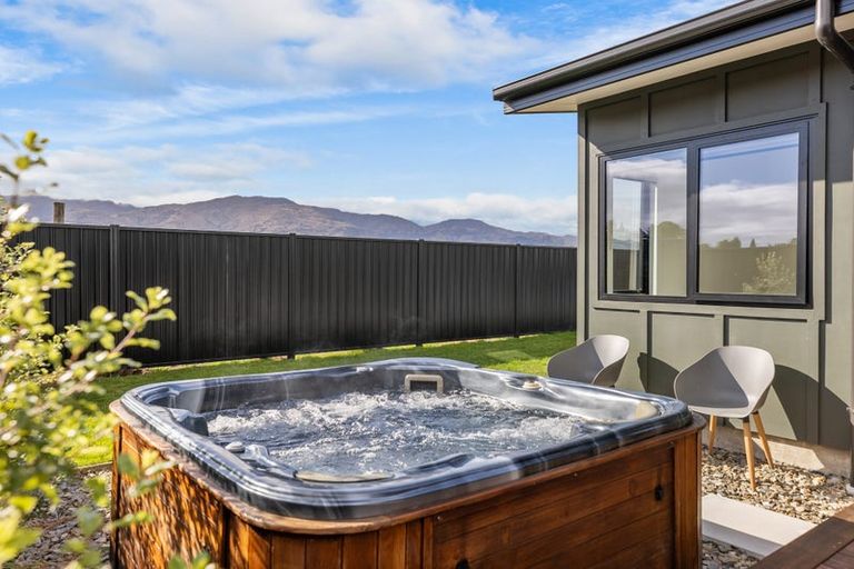 Photo of property in 9 Swan Street, Lake Hawea, 9382