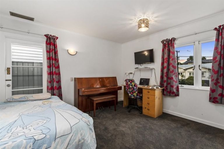 Photo of property in 1/38a Norwood Road, Bayswater, Auckland, 0622