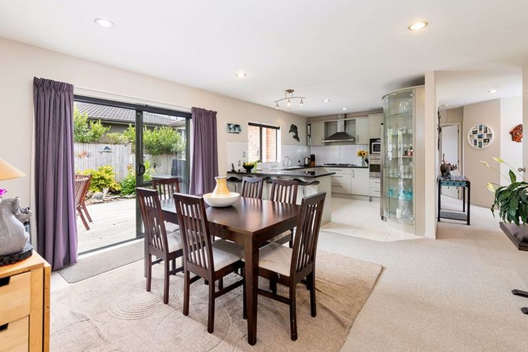 Photo of property in 41 South Kensington Way, Henderson, Auckland, 0612