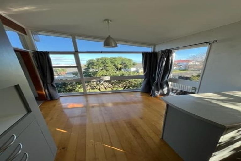 Photo of property in 9 Ellesmere Crescent, Pakuranga Heights, Auckland, 2010