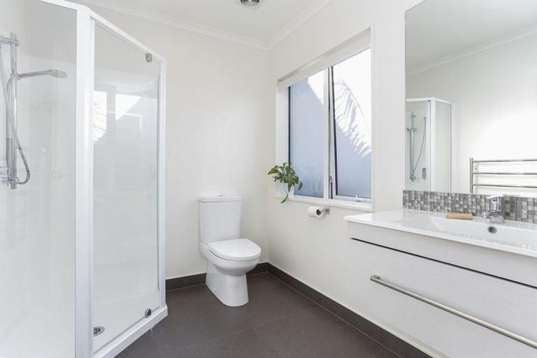 Photo of property in 44b Gilbransen Road, Kumeu, 0810