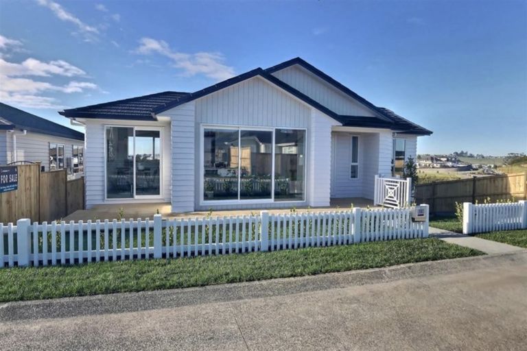 Photo of property in 10 Bine Crescent, Orewa, 0931