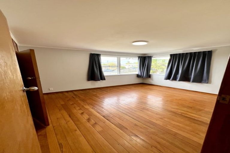 Photo of property in 5 Lex Avenue, Green Bay, Auckland, 0604