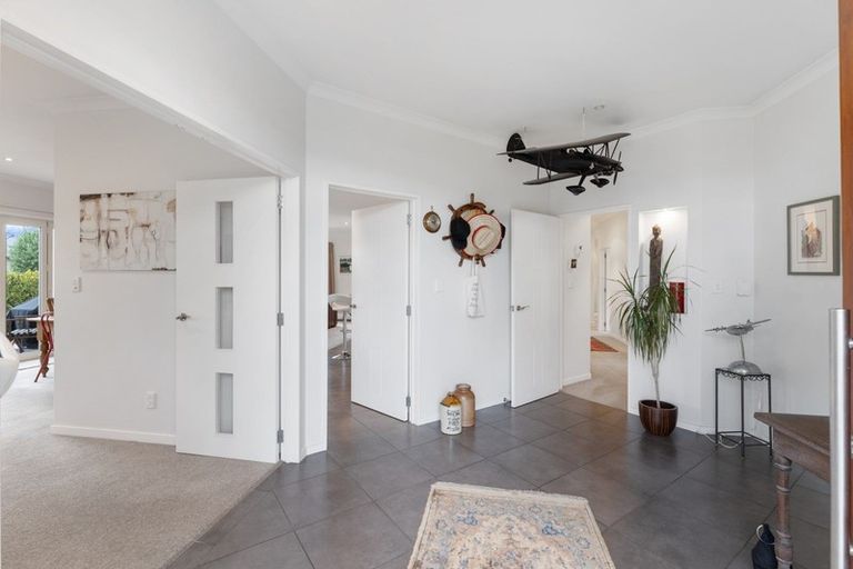 Photo of property in 12 Willowview Drive, Redwood, Christchurch, 8051