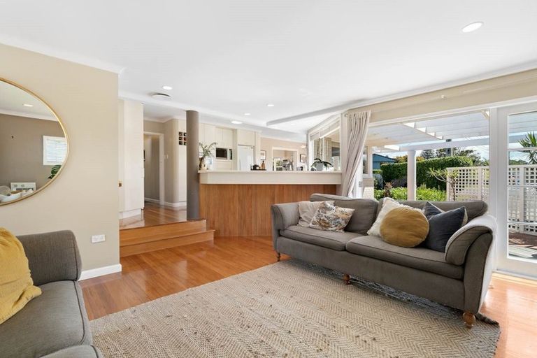 Photo of property in 33 Covil Avenue, Te Atatu South, Auckland, 0610