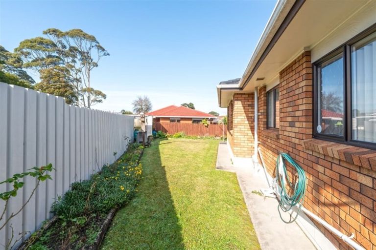 Photo of property in 2 Bosnyak Drive, Te Atatu South, Auckland, 0610