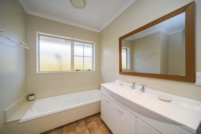 Photo of property in 5 Sycamore Crescent, Fitzherbert, Palmerston North, 4410