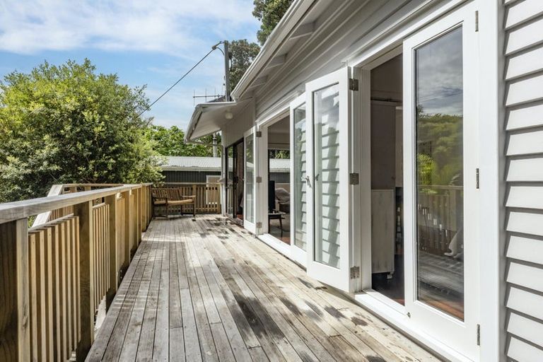 Photo of property in 43 Garden Road, Piha, New Lynn, 0772