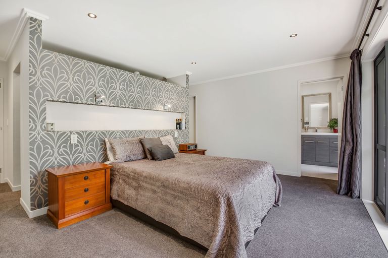 Photo of property in 15 Redmount Place, Red Hill, Papakura, 2110