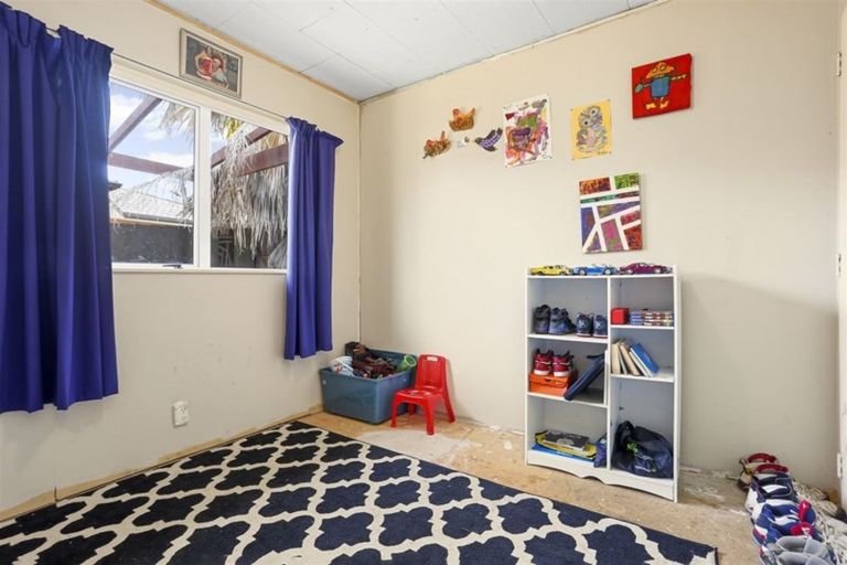 Photo of property in 2/97 Roberts Road, Te Atatu South, Auckland, 0610