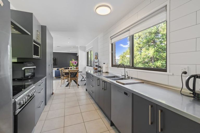 Photo of property in 19 Havelle Avenue, Titirangi, Auckland, 0604