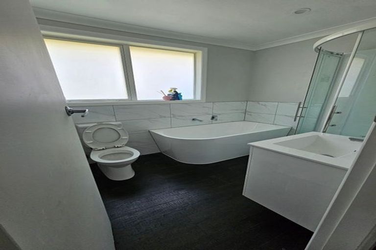 Photo of property in 1 Taylor Terrace, Tawa, Wellington, 5028