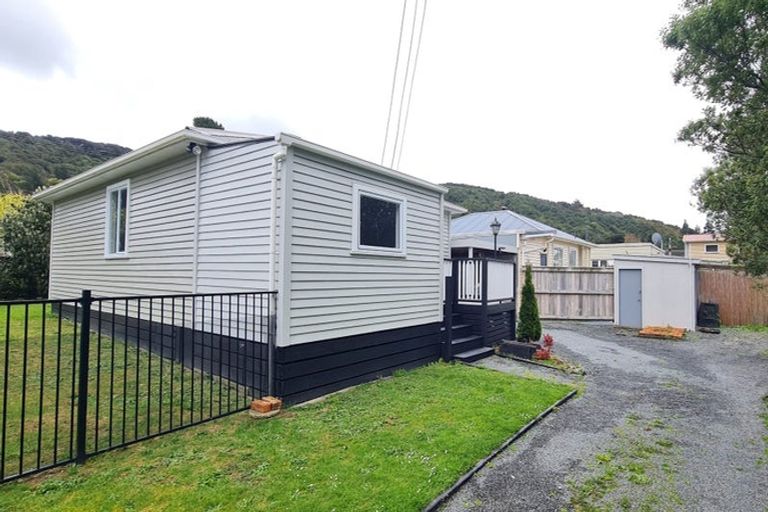Photo of property in 35 Bledisloe Crescent, Wainuiomata, Lower Hutt, 5014