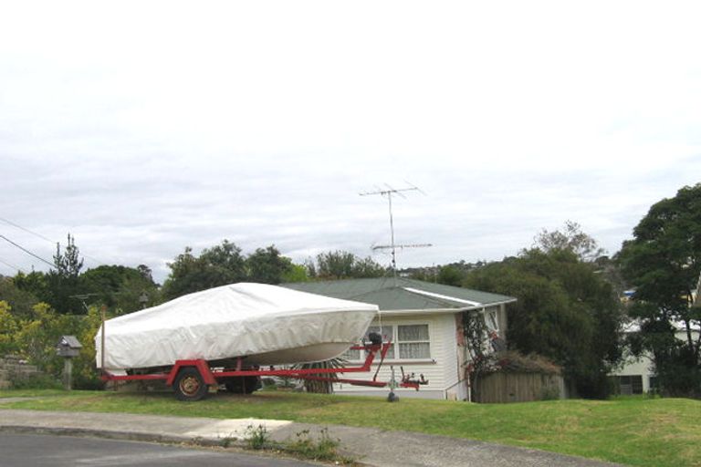 Photo of property in 15 Raeben Avenue, Hillcrest, Auckland, 0627