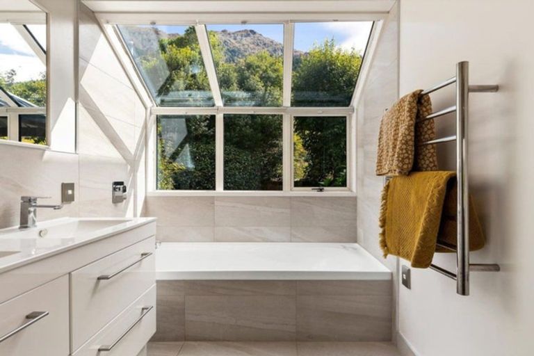 Photo of property in 1 Arawata Terrace, Fernhill, Queenstown, 9300