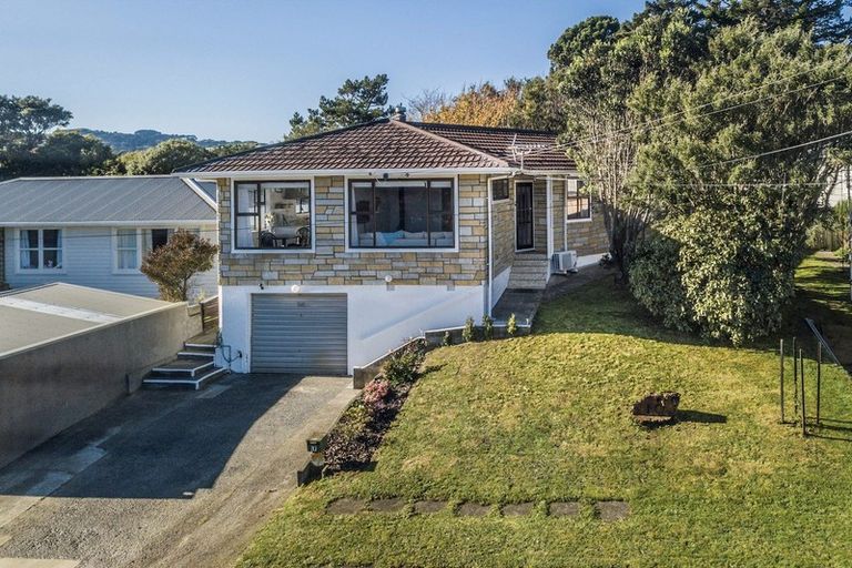 Photo of property in 10 Beazley Avenue, Paparangi, Wellington, 6037