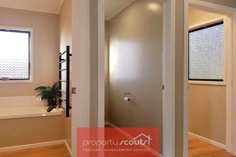 Photo of property in 10 Lindaver Grove, Merrilands, New Plymouth, 4312